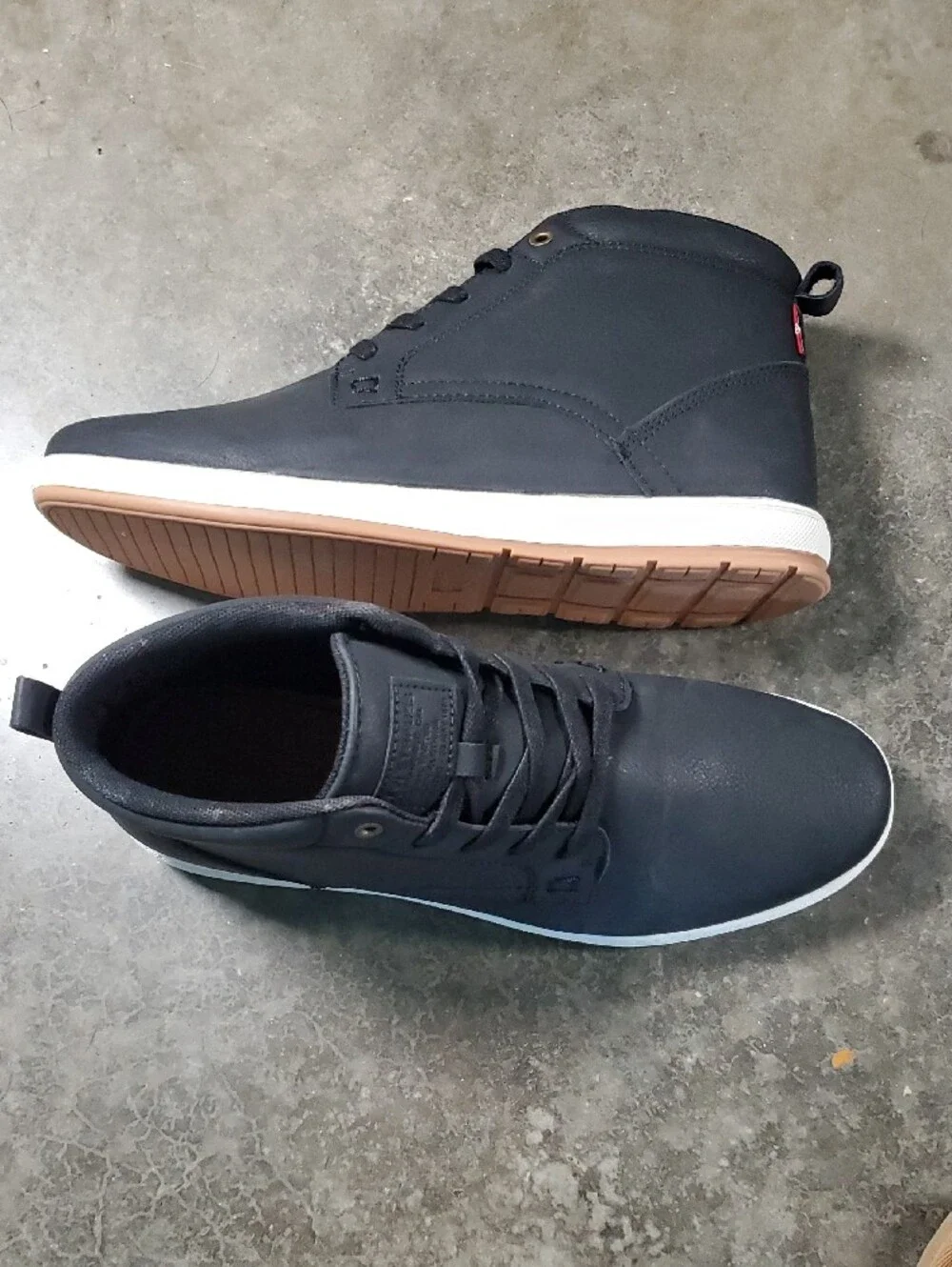 NEW Levi's 51062901A1 Black Chukka Boots with White & Tan Sole Men's Size 9.5